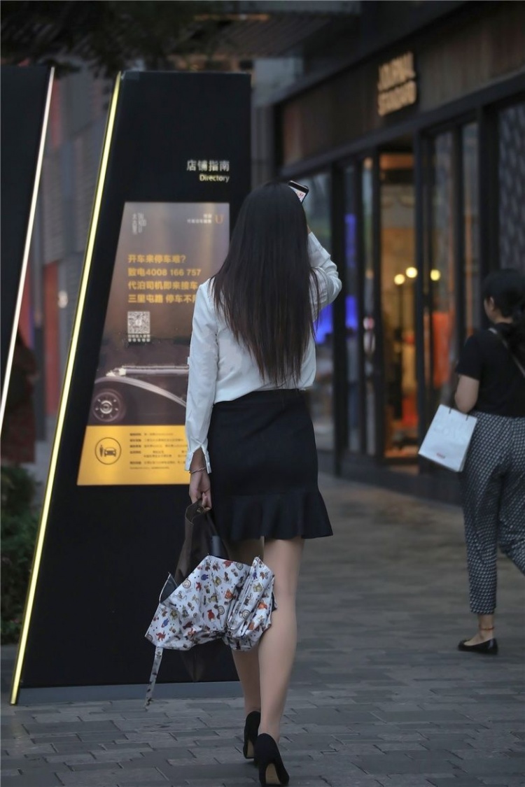 正妹OL喝茫醉倒家門口...房東弟爽拿備用鑰匙「扛進房%%」！男友人破門...場面不忍直視