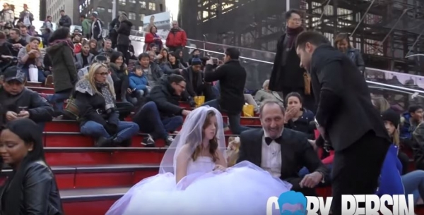 12歲小女孩竟要嫁給65歲老阿公！兩人拍婚紗照女孩一臉超不情願，路人看到全氣炸質問阿公!結局卻神逆轉...