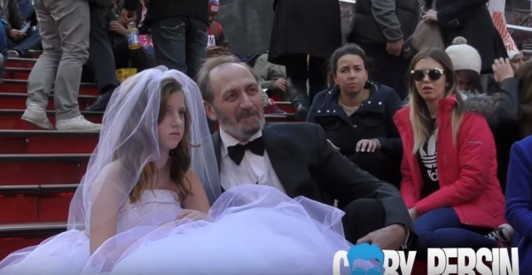 12歲小女孩竟要嫁給65歲老阿公！兩人拍婚紗照女孩一臉超不情願，路人看到全氣炸質問阿公!結局卻神逆轉...