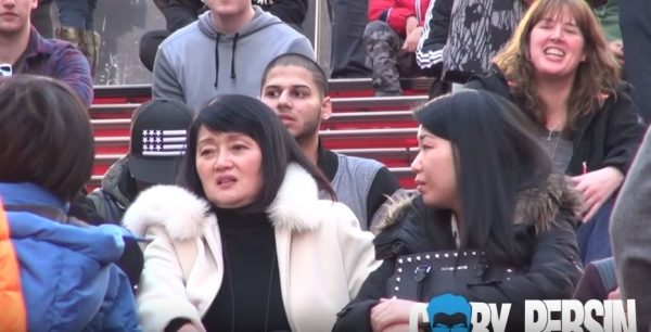 12歲小女孩竟要嫁給65歲老阿公！兩人拍婚紗照女孩一臉超不情願，路人看到全氣炸質問阿公!結局卻神逆轉...