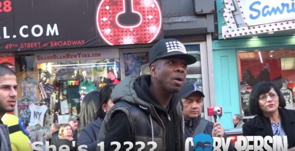 12歲小女孩竟要嫁給65歲老阿公！兩人拍婚紗照女孩一臉超不情願，路人看到全氣炸質問阿公!結局卻神逆轉...