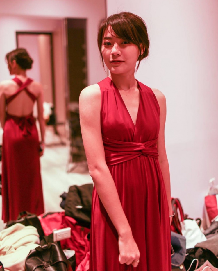 婊完車展妹...小馮被學長調教後放飛自我！舞會開掛穿超辣「45度角縫隙」：肉肉被看光
