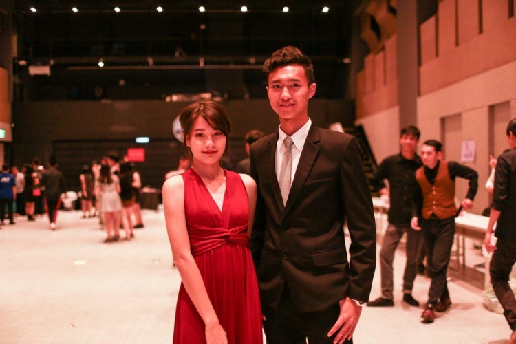 婊完車展妹...小馮被學長調教後放飛自我！舞會開掛穿超辣「45度角縫隙」：肉肉被看光