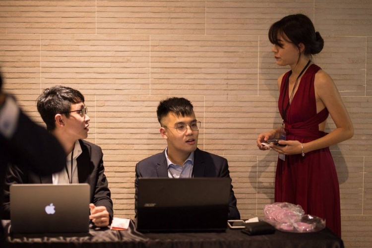 婊完車展妹...小馮被學長調教後放飛自我！舞會開掛穿超辣「45度角縫隙」：肉肉被看光