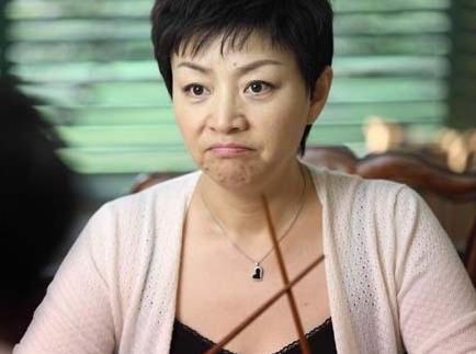 老婆死後「寡居岳母」就搬到我家住！那天晚餐時她化著淡妝、手拿酒杯「對我說...」害我完全不知該如何是好... 