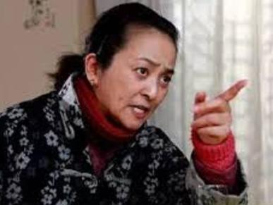 老婆死後「寡居岳母」就搬到我家住！那天晚餐時她化著淡妝、手拿酒杯「對我說...」害我完全不知該如何是好... 