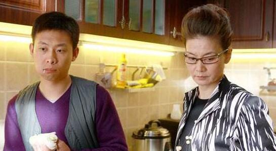 老婆死後「寡居岳母」就搬到我家住！那天晚餐時她化著淡妝、手拿酒杯「對我說...」害我完全不知該如何是好... 