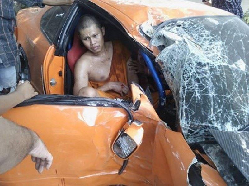 和尚駕駛100萬跑車出車禍後，說了7個字，救援人員聽完不再救他！