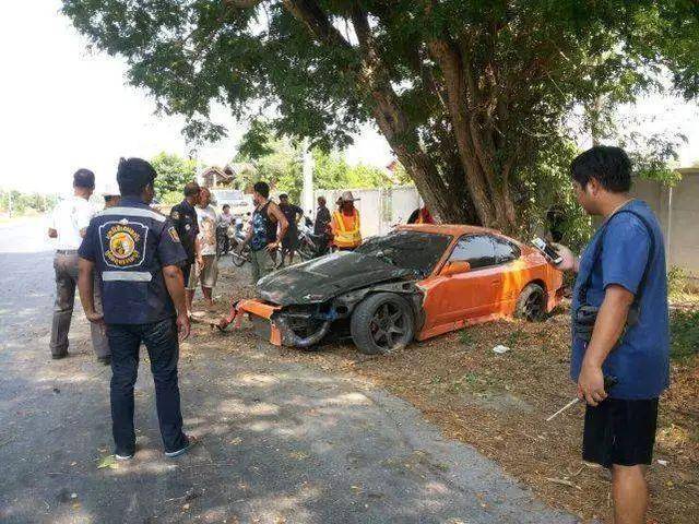 和尚駕駛100萬跑車出車禍後，說了7個字，救援人員聽完不再救他！