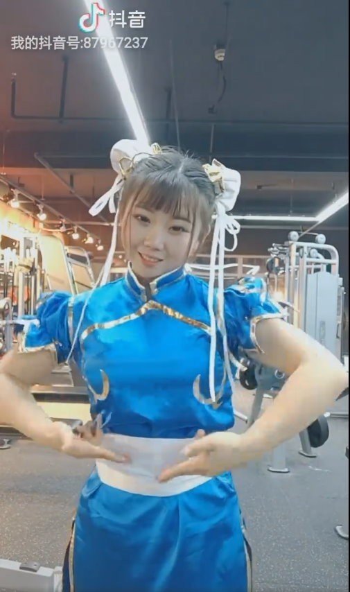 二頭肌壯到能輕鬆舉起男友　「真人春麗」嘆找嘸郎：脫單好難