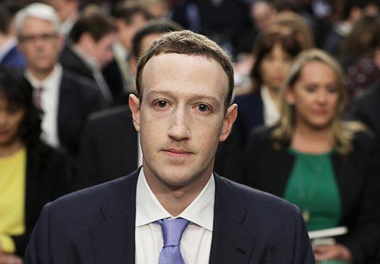 國外網友開始懷疑他「其實是機器人」！聽證會露出奇怪表情：整張臉都超詭異…