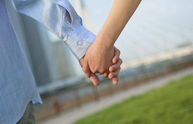 兒子結婚不請撿破爛的母親，女友請一乾媽，知道關係後取消了婚禮