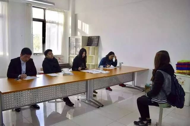女面試官：漂亮和賢惠的女人你娶哪一個？小伙精彩回答被點讃！