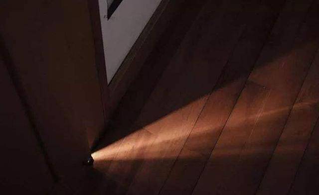 和男友同住一年，分手後我收拾行李準備搬走，打開衣櫃我火冒三丈