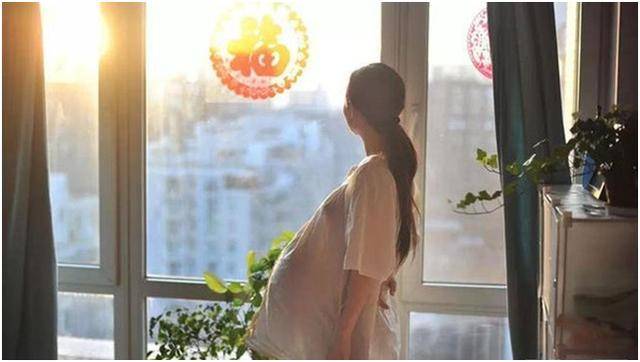 女子生下雙胞胎，但卻長得不像，十年後偶遇兒子同學，她愣住了