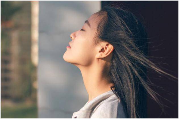 女子生下雙胞胎，但卻長得不像，十年後偶遇兒子同學，她愣住了