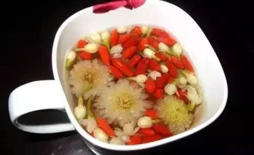 眼睛模糊看不清楚每天喝一杯這個，讓眼睛恢復明亮，眼鏡也不需要用了細小的字體也看得到！
