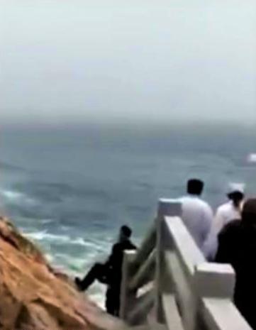 3歲童「鑽欄杆」失足墜海！3大人急跳海救援…沒想到竟「全回不來」！網友淚：「好絕望！」