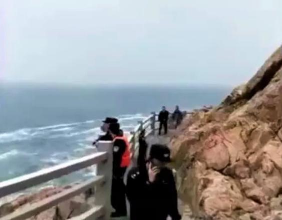 3歲童「鑽欄杆」失足墜海！3大人急跳海救援…沒想到竟「全回不來」！網友淚：「好絕望！」