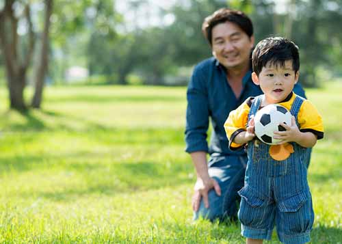 「你不蹲下，孩子永遠長不大！」 看似簡單，大多數爸媽卻想不通這個道理…