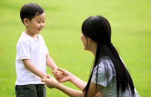 「你不蹲下，孩子永遠長不大！」 看似簡單，大多數爸媽卻想不通這個道理…