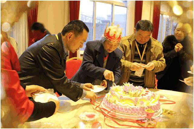 婆婆過生日，嫂子潑了女兒一身湯，我笑著帶著女兒轉身就走