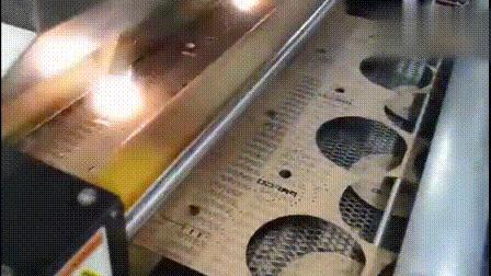 你知道砂紙是如何製造的嗎？砂粒原來是這樣弄上去的！
