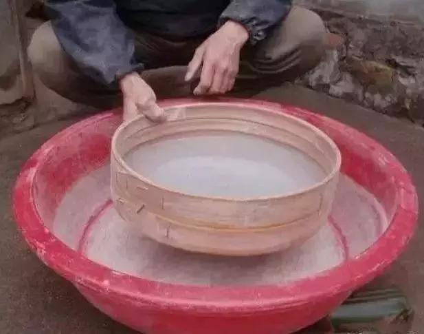 你知道砂紙是如何製造的嗎？砂粒原來是這樣弄上去的！