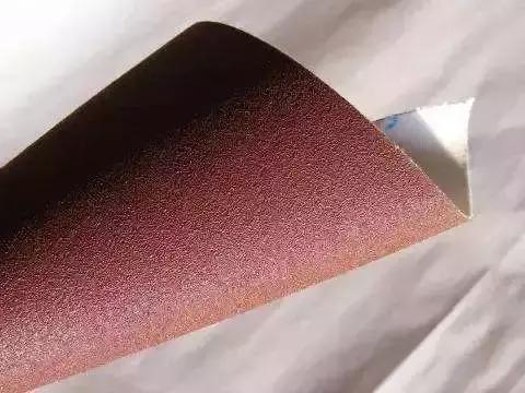 你知道砂紙是如何製造的嗎？砂粒原來是這樣弄上去的！