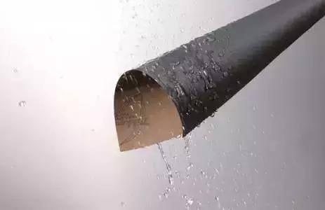 你知道砂紙是如何製造的嗎？砂粒原來是這樣弄上去的！