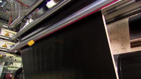 你知道砂紙是如何製造的嗎？砂粒原來是這樣弄上去的！