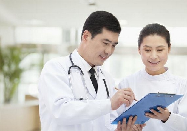 29歲男子，半夜胸痛，心梗去世，醫生直言：2個習慣害的！