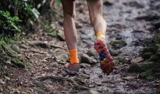 走路腳跟疼，像踩到釘子一樣疼？教你4招，迅速止疼，遠離足底筋膜炎