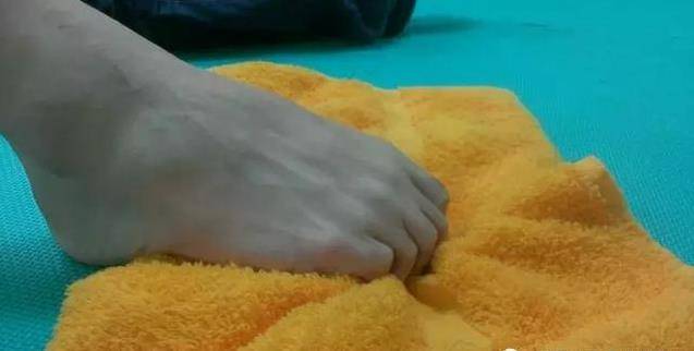 走路腳跟疼，像踩到釘子一樣疼？教你4招，迅速止疼，遠離足底筋膜炎