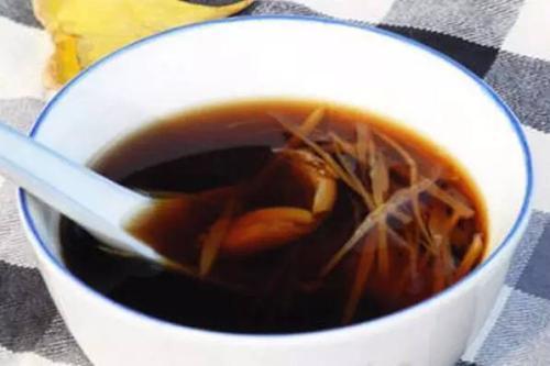 體內濕氣頑固難去除，紅糖水裡加一寶，每天早上喝一杯，濕氣全部跑光光