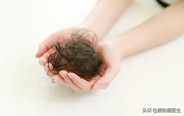 身上藏著"生髮穴"，每天按1按，疏通經絡，按走白髮，生新髮