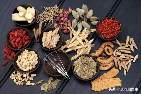 身上藏著"生髮穴"，每天按1按，疏通經絡，按走白髮，生新髮