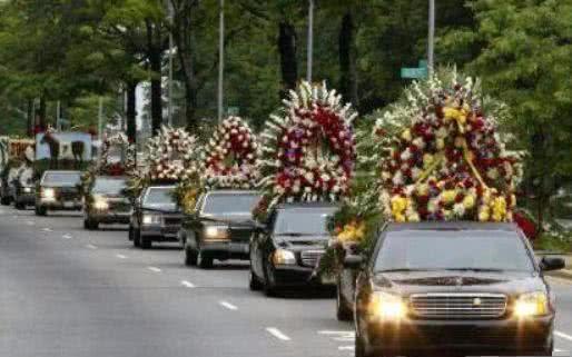 紅白喜事車隊偶遇時，婚車和出殯車誰該主動讓道？內行人說出實話