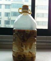 這種飲料叫【紅棗酵素】，在家自己做，經常喝治腰痛，喝出好氣色！ 