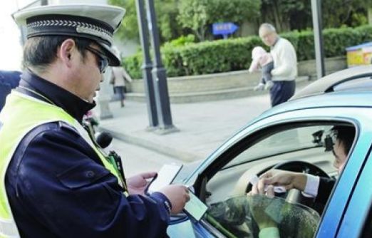 妻子去世三年後，男子執勤時攔下輛違章車，司機搖下車窗後他傻住