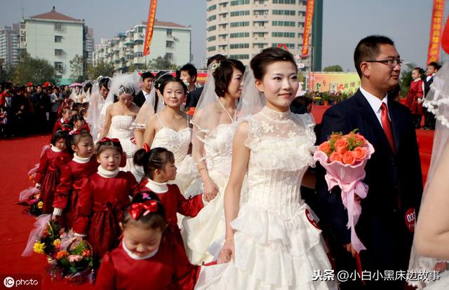 孩子滿歲鄉下婆婆送土特產遭我媽嫌棄，掉出一東西後我掃我媽出門
