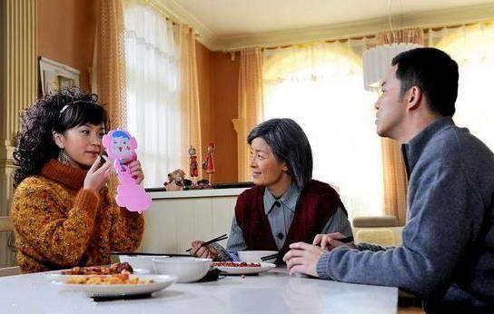 「婆婆，這月的生活費我放桌上了」「以後你直接把錢給你小叔吧」
