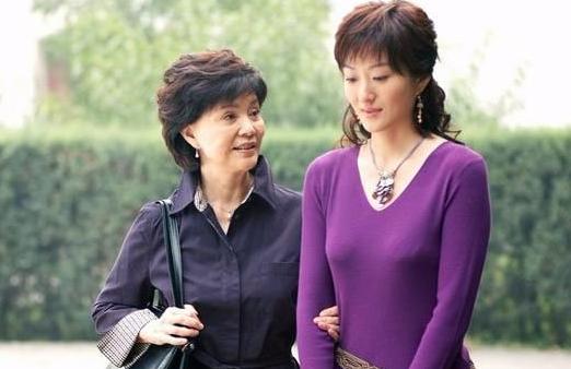 「婆婆，這月的生活費我放桌上了」「以後你直接把錢給你小叔吧」