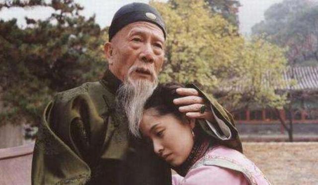 哥太窮娶不起妻，妹太醜嫁不出去，二人成親後，生一兒子家喻戶曉