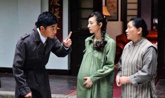 懷孕小產，婆婆裝病迫使我離婚，我凈身出戶剛走出民政局，傻了 