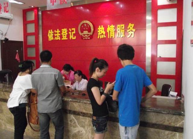 懷孕小產，婆婆裝病迫使我離婚，我凈身出戶剛走出民政局，傻了 