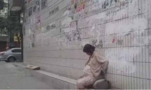 懷孕五個月的女子，整天坐在街頭，每天吃一頓飯，只為等丈夫回來