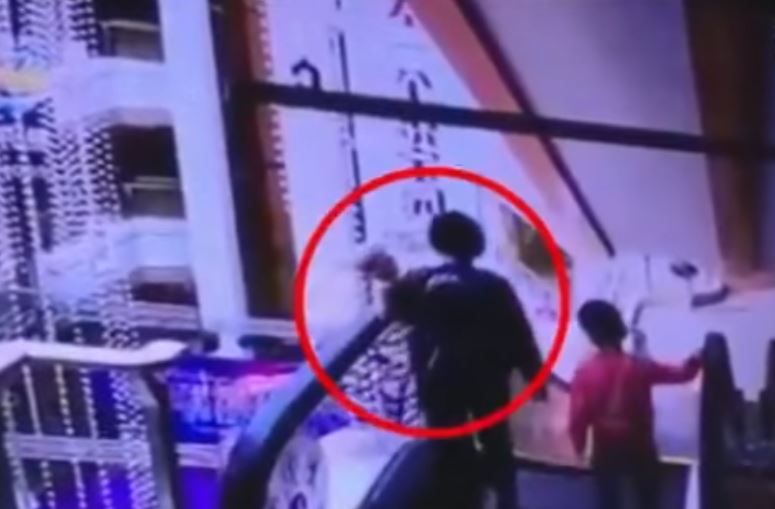 人間悲劇！媽媽「手抱3月大嬰」搭電扶梯，突然手滑...嬰兒從3樓墜地身亡！ 