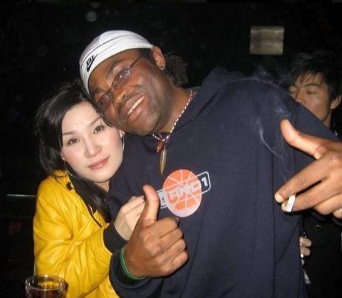 嫁了個外國老公，婚後1年想離婚了，原因難於說出口