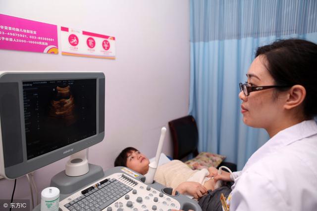 婆婆做夢都想抱孫子，產房外她看一眼孩子，月子裡我眼淚都流乾了